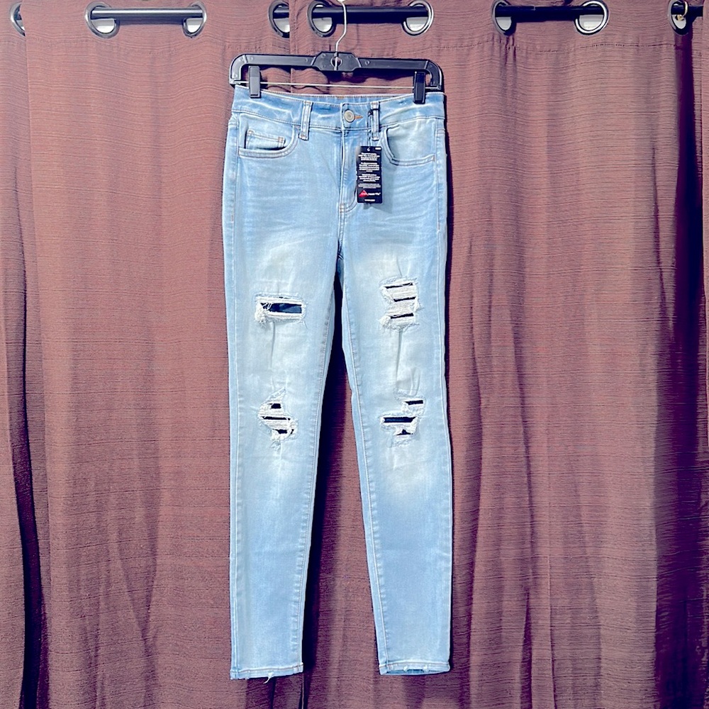New with tag! Skinny distressed jeans